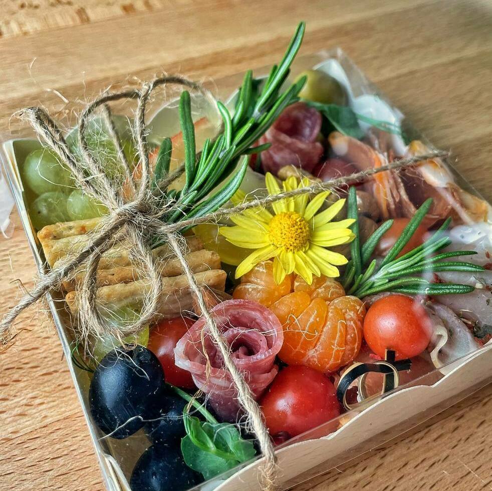 Наборы с закусками на Новый год