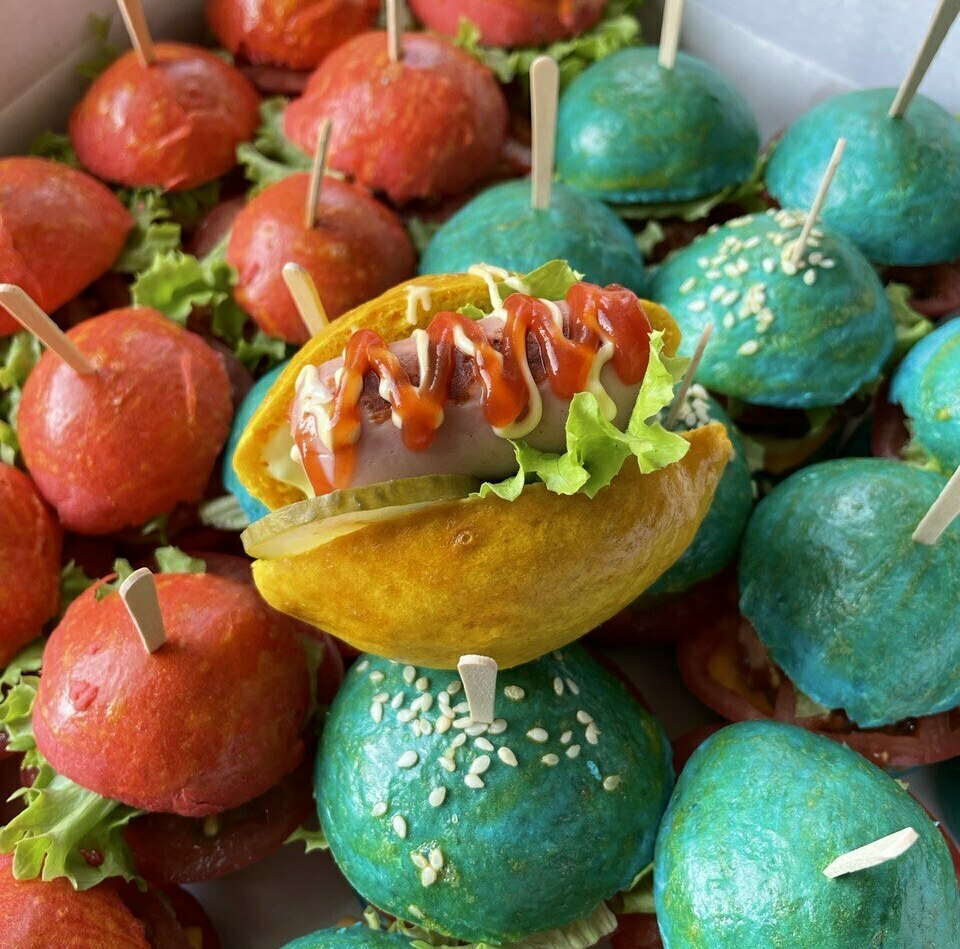 Разноцветный фаст фуд Разноцветный фаст фуд